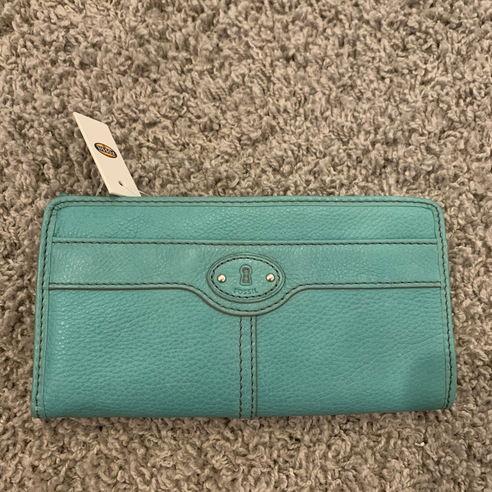 BRAND NEW WITH TAGS FOSSIL CLUTCH